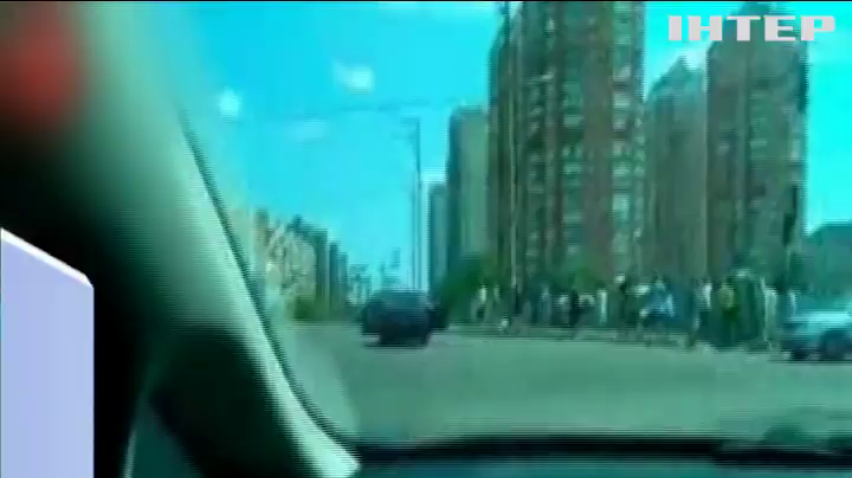 Аварія у Києві: автівку винесло на тротуар