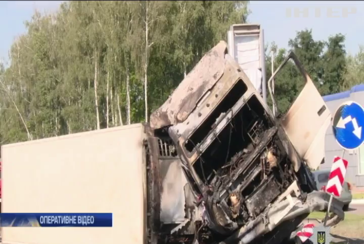 На Житомирщині вантажівка розтрощила легковик