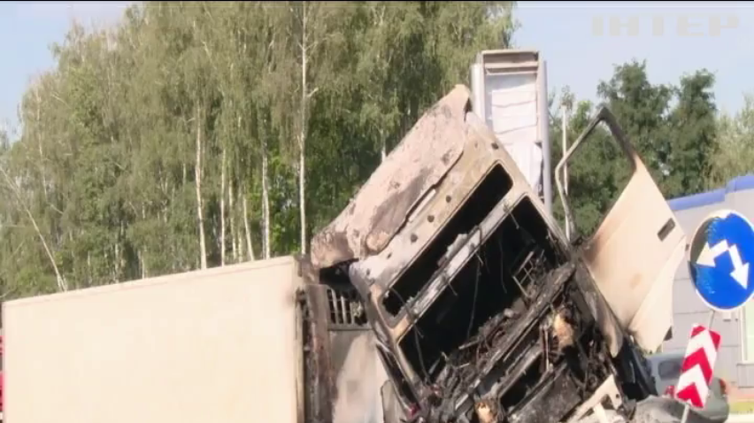 На Житомирщині вантажівка розтрощила легковик