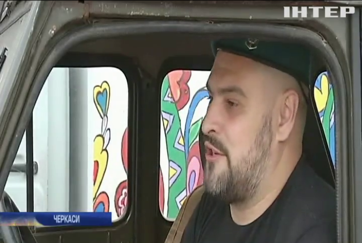 У Черкасах волонтери відродили автомобілі для українських бійців