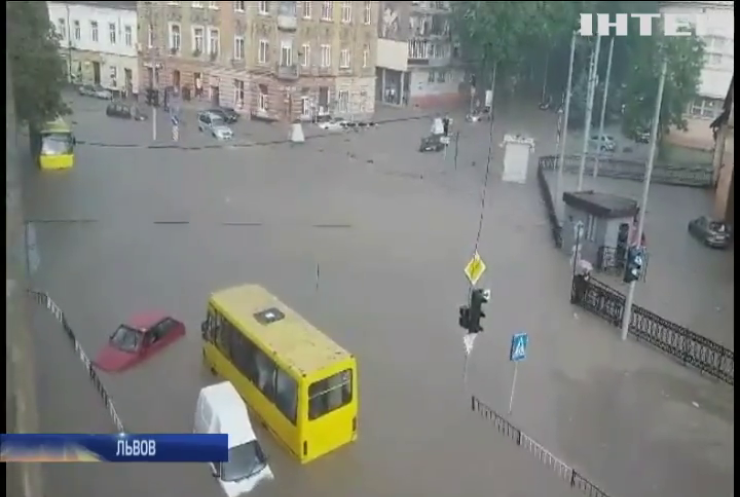 После дождя: по львовским улицам девушки проплыли на лодке