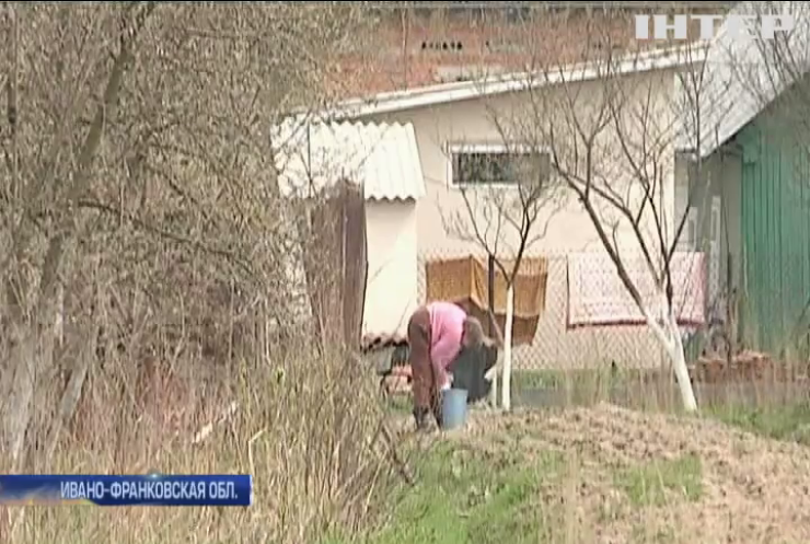 В Прикарпатье десятки домов проваливаются под землю