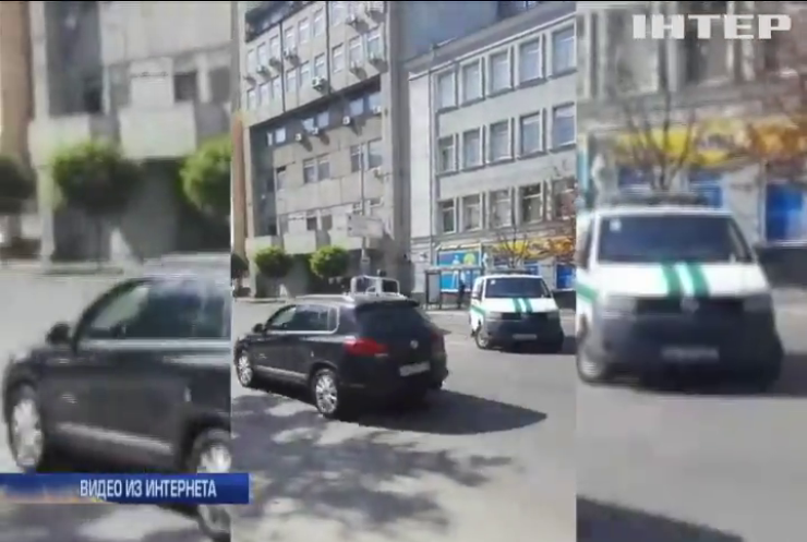 Легковушка и инкассаторский фургон "не поделили" перекресток в центре Киева