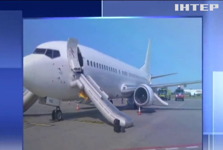 У Празі з літака евакуювали пасажирів (відео)