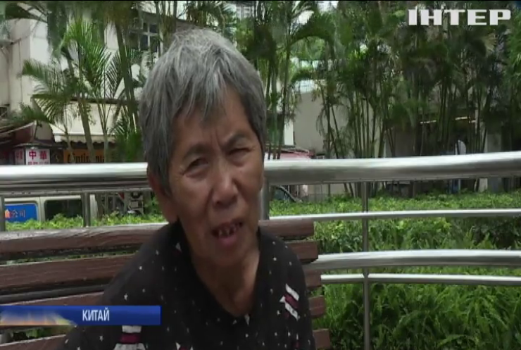 У Гонконгу пенсіонери заробляють на макулатурі