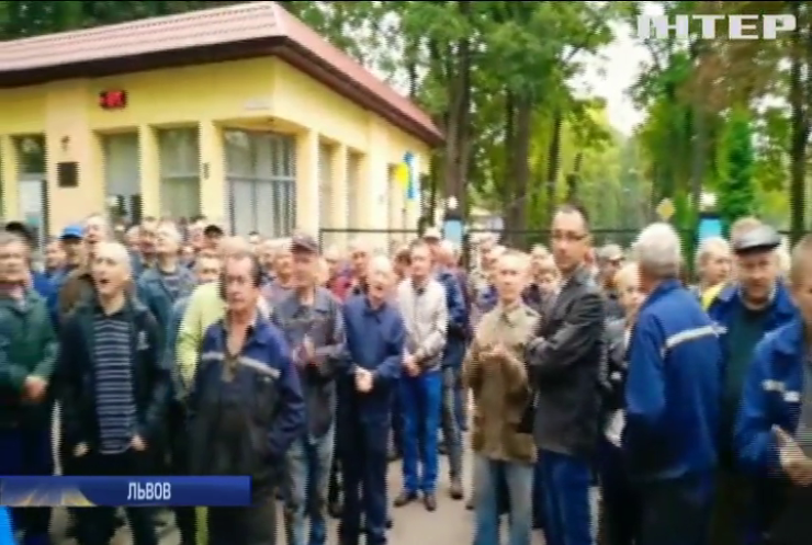 Работники Львовского бронетанкового завода не пустили бывшего директора на работу
