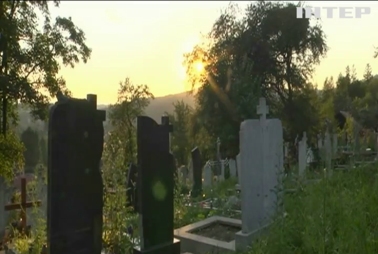 На Прикарпатті закінчилися місця на кладовищі