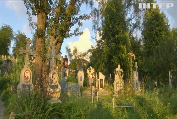 Похороны с подселением: в Прикарпатье закончились места на кладбище