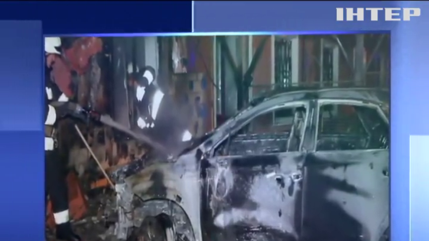 У Дніпрі згоріли два люксових автомобілі