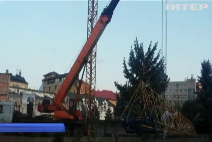 В Ужгороді впав будівельний кран