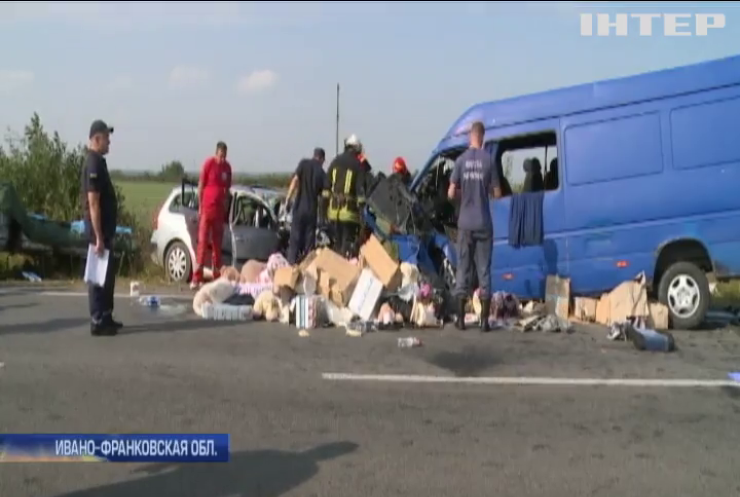 В Прикарпатье легковой автомобиль протаранил с микроавтобус, есть жертвы