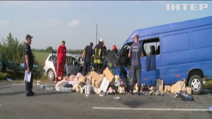 В Прикарпатье легковой автомобиль протаранил с микроавтобус, есть жертвы