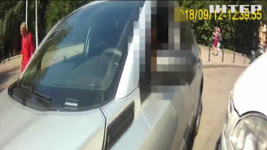У Львові водійка легковика наїхала на поліцейського