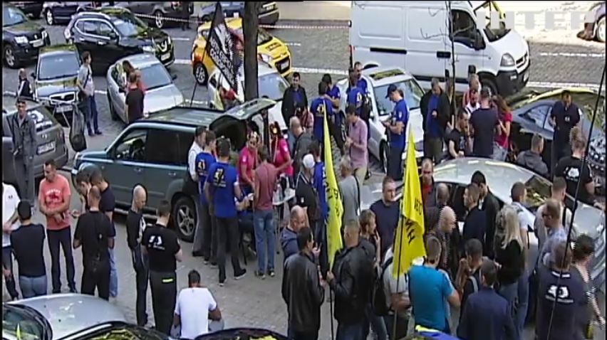 Авто з єврономерами заблокували урядовий квартал Києва