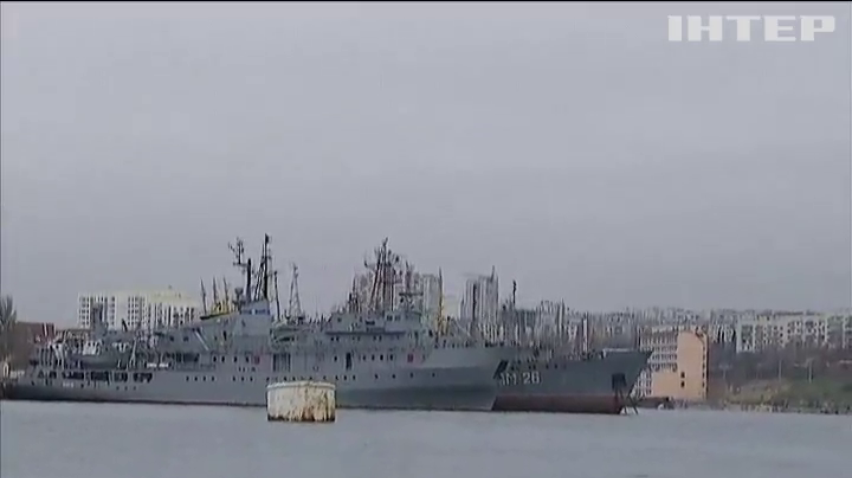 Корабли ВМС Украины проплыли под Крымским мостом