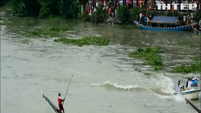 У Бангладеш змагалися у перегонах на човнах