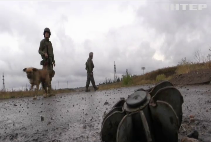 На Донбасі бойовики ведуть вогонь з мінометів та БМП
