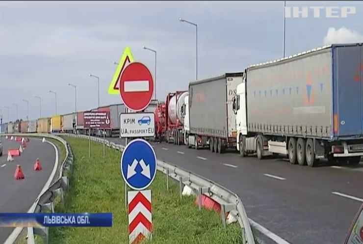На кордоні з Польщею застрягли десятки авто
