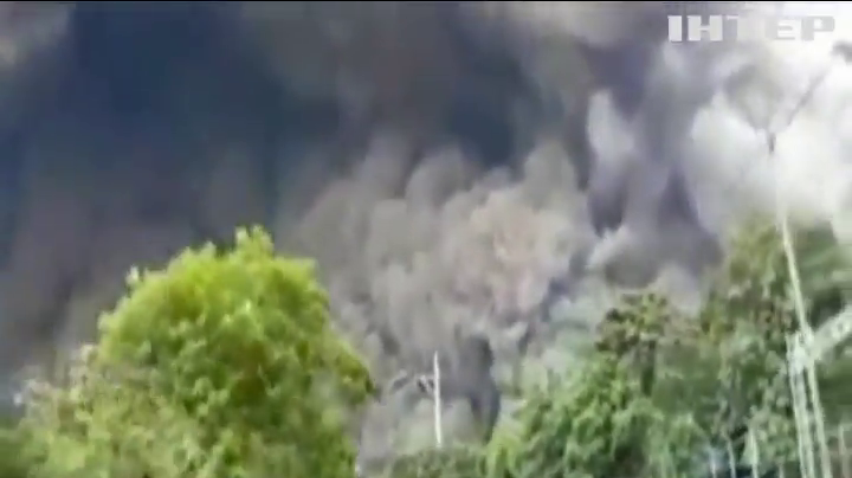 Вулкан в Індонезії засипає попілом населені пункти