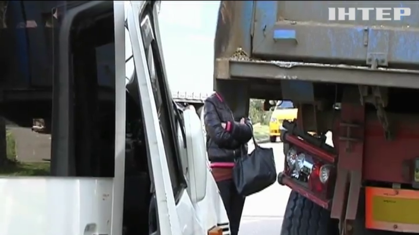 У Миколаєві маршрутка з пасажирами "влетіла" у вантажівку
