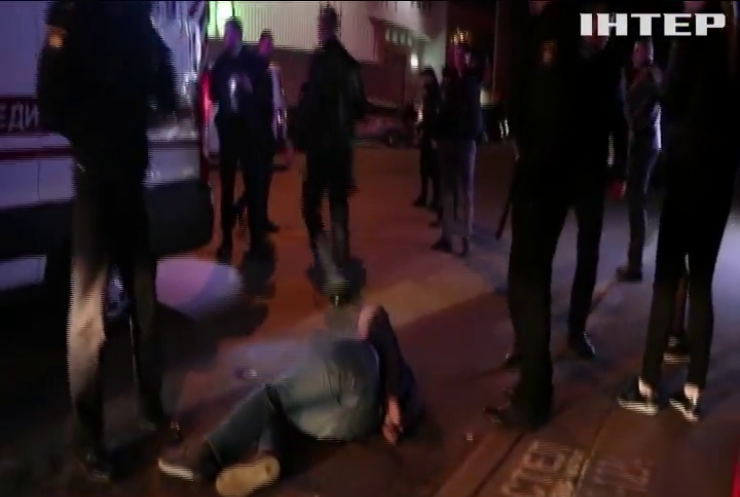 В Киеве посетители бара выясняли отношения с оружием в руках (видео)