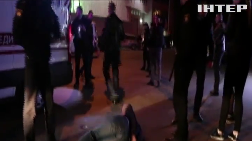В Киеве посетители бара выясняли отношения с оружием в руках (видео)