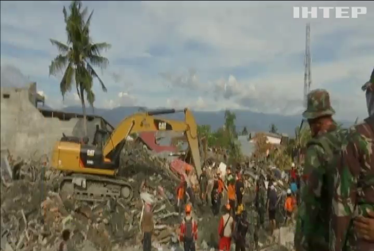 Землетрясение в Индонезии: под завалами продолжают искать выживших