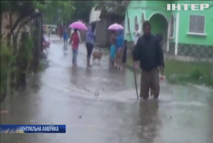 Жителі центральної Америки потерпають від потужної зливи