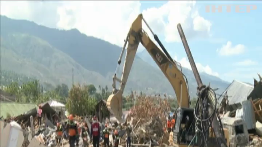 В Індонезії намагаються знайти жертв землетрусу під завалами будинків
