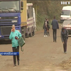На Прикарпатті чиновники відмовляються ремонтувати аварійну дорогу