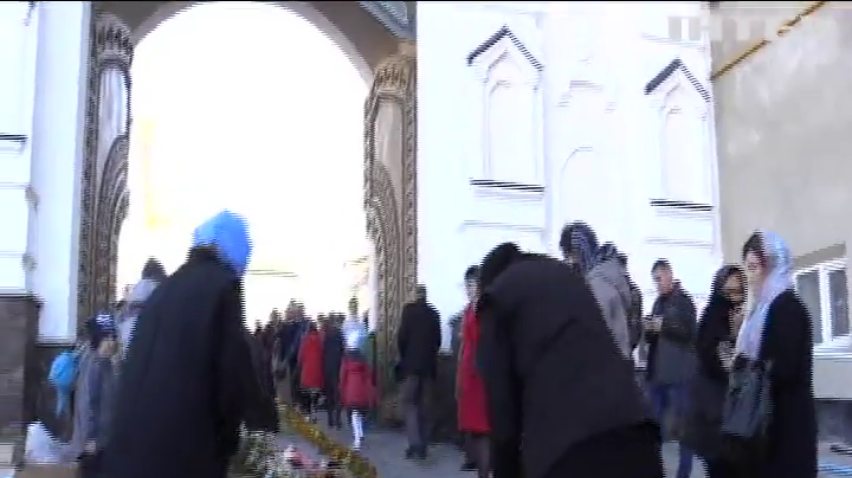 У свято Покрови Пресвятої Богородиці тисячі вірян пройшли хресною ходою навколо Почаївської Лаври