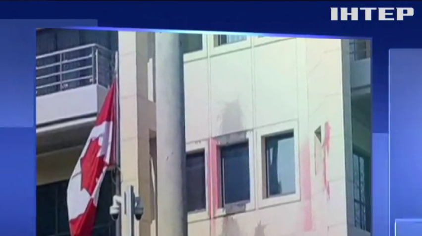 Анархісти розгромили посольство Канади у Греції