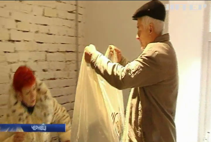 Безхатьки Чернівців торгують одягом у першій соціальній крамниці (відео)