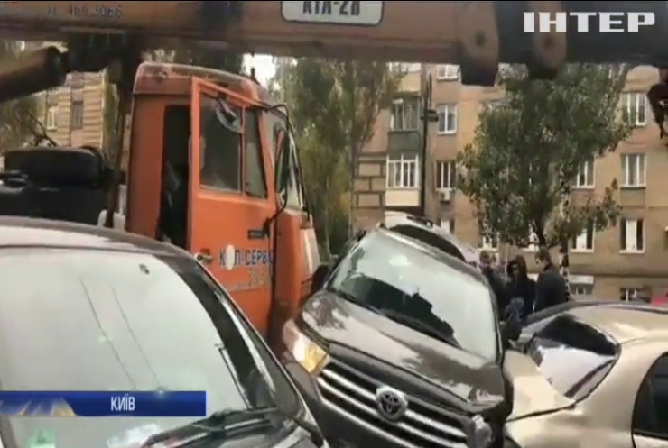 ДТП у центрі Києва: автокран розтрощив десятки авто