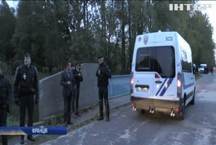 Французька поліція вивезла мігрантів із самовільного табору поблизу Дюнкерка