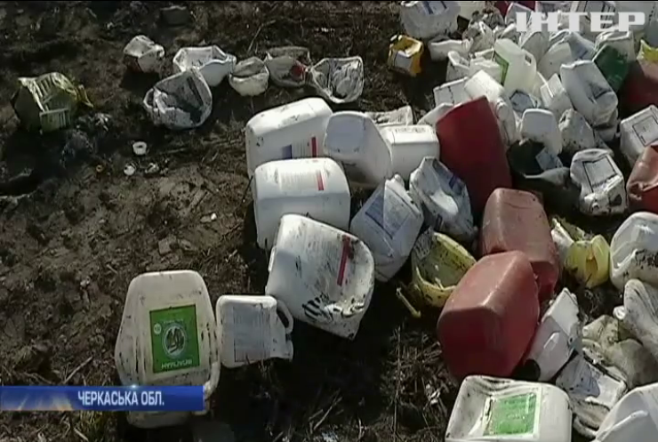 На Черкащині жителі виявили величезне сховище тари з-під хімікатів