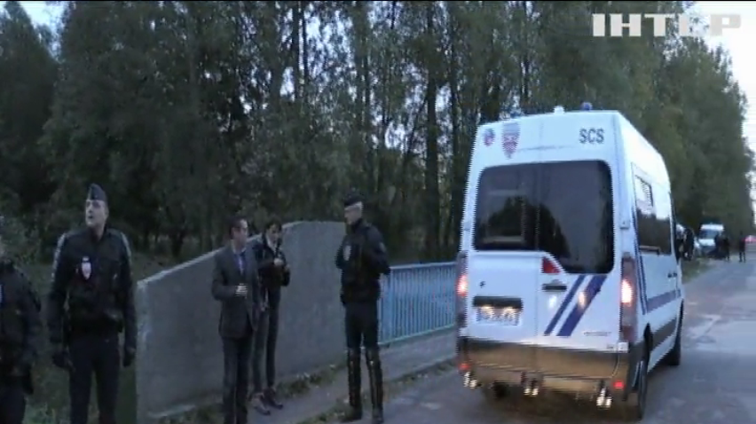 Французька поліція вивезла мігрантів із самовільного табору поблизу Дюнкерка