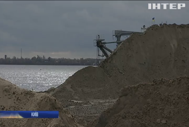 Незаконний видобуток піску у Києві: хто "кришує" нелегальний бізнес?