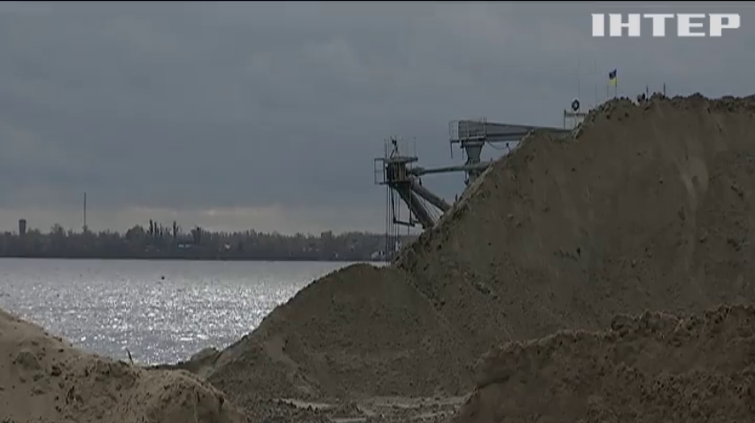 Незаконний видобуток піску у Києві: хто "кришує" нелегальний бізнес?