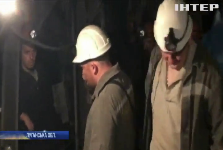 Сергій Каплін разом з бастуючими шостий день гірниками шахти «Капустіна» вимагає негайної виплати зарплат шахтарям