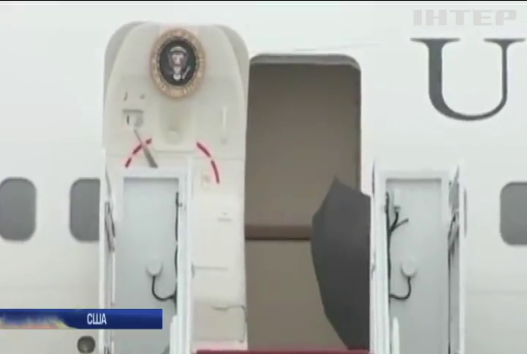 Дональд Трамп викинув парасольку на трапі літака