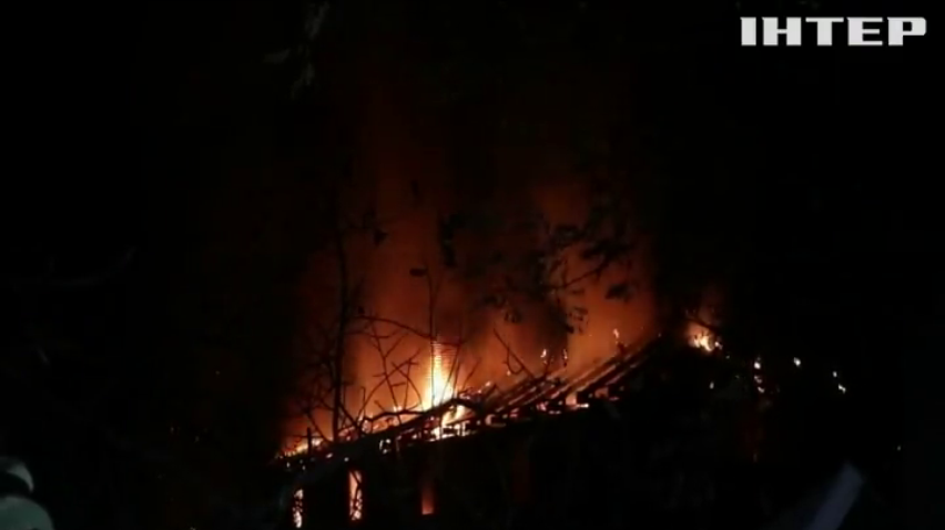 У Києві згоріла СТО та хостел