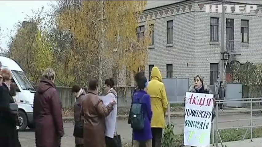 У Каневі викладачі шкіл перекрили дороги через заборгованість по зарплаті