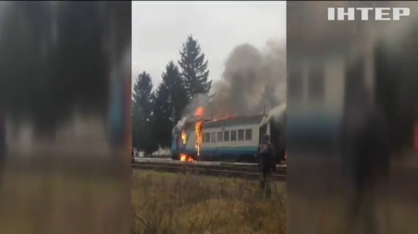 На Рівненщині згорів пасажирський потяг (відео)