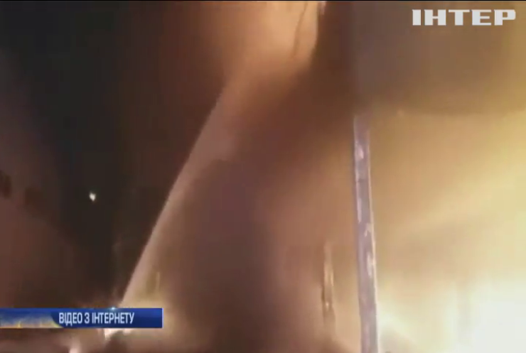 Під Одесою спалахнула пожежа на олієпереробному заводі (відео)