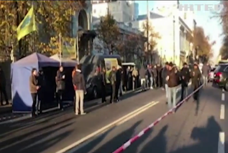 Власники "євроблях" взяли в облогу урядовий квартал (відео)