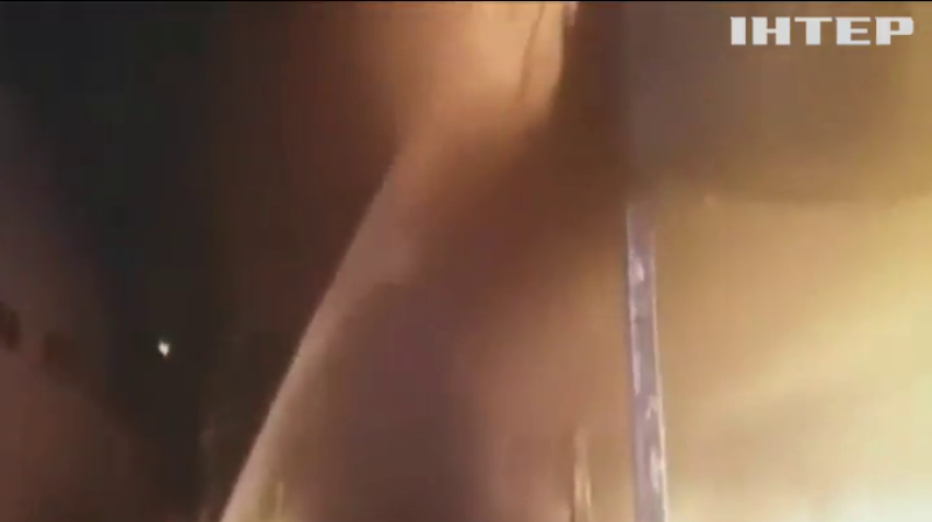 Під Одесою спалахнула пожежа на олієпереробному заводі (відео)