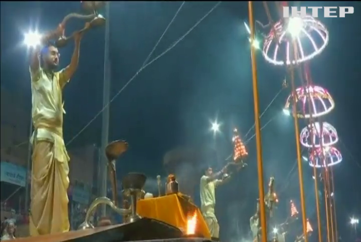 Індуси феєрверками та свічками розпочали фестиваль вогню