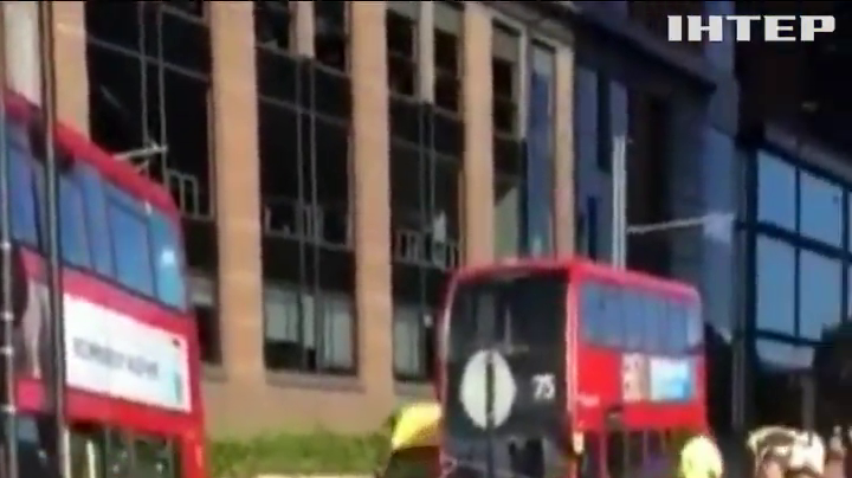 У Лондоні автобус протаранив зупинку з пасажирами