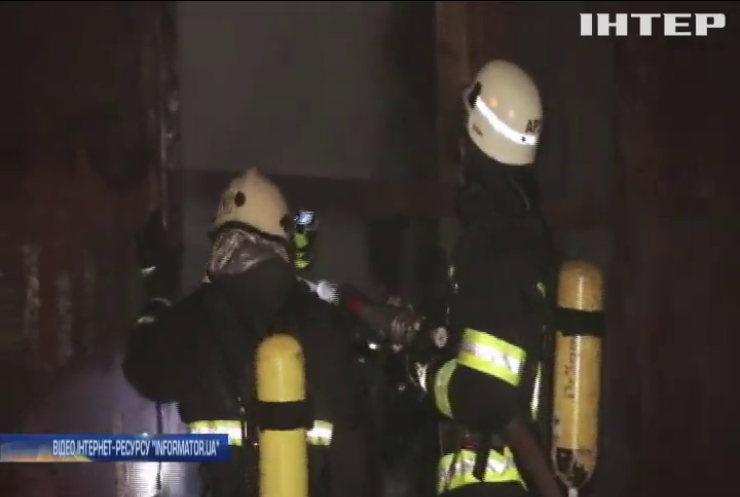 У Києві вигоріли склади з автомобільною оливою
